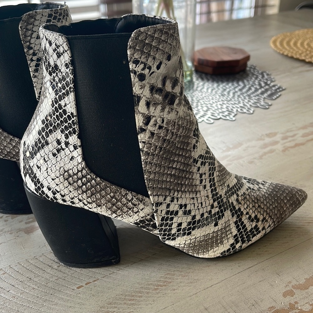 Snakeskin qupid pointy toe booties